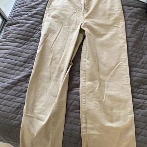 Beiga mid rise raka jeans från ASOS - Super fina beiga jeans med en brun knapp och en fin baksida. Dessa byxor är använda men är tvättade och ser helt nya ut. Super fina till sommaren elelr våren 🌸🌺