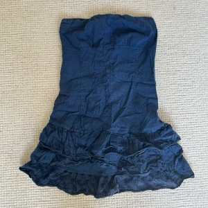 Klänning med volanger - Så fint axelbandslös klänning med volanger 😍perfekt till sommaren