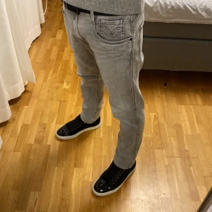 Replay anbass jeans - Tjena säljer dessa feta gråa replay anbass jeans som är perfekta nu i sommaren i storlek 32/32 i modellen slim fit. Skicket är 8,8/10, de har inga defekter eller skador. Jag på bilden är 176 och väger 62kg och de är lite stora i midjan. Tveka inte att höra av dig om du har några frågor!
