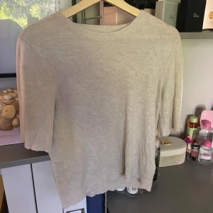 Beige stickad tröja med rund hals - Säljer en beige stickad tröja med rund halsringning och halvlånga ärmar❤️