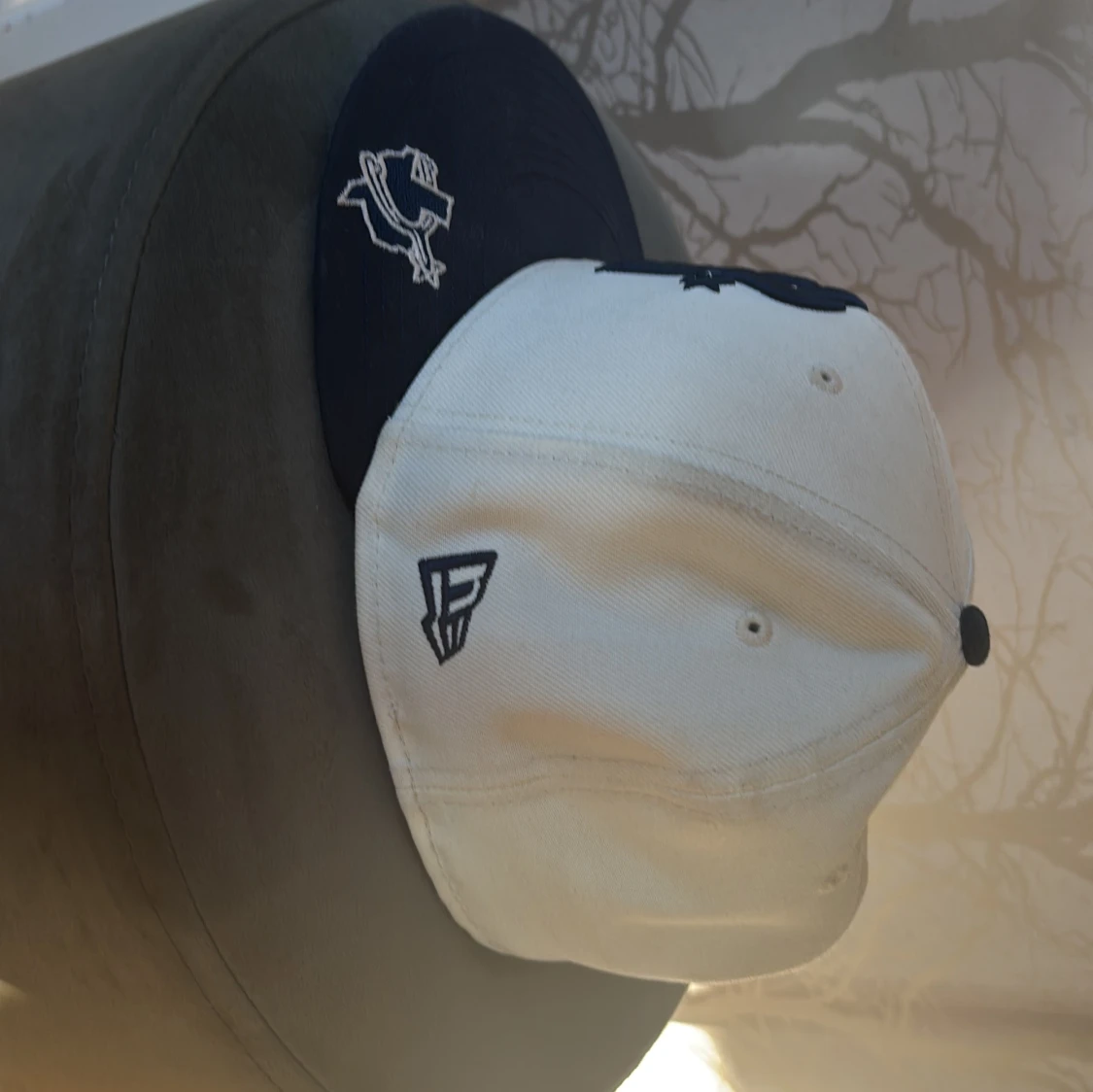 Vit och marinblå keps från New Era - 1