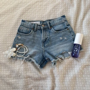 Blå jeansshorts från Zara med fransar - Snygga blå jeansshorts från Zara med råa fransade kanter och klassisk femficksdesign. Shortsen är ganska låg midjade och säljs för att dom har blivit för små! Det står 134 men passat 146-152 jätte bra. 💕 priset går att diskutera!!