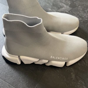 Grå balenciaga skor - Gråa balenciaga skor som ingår med box. Pris kan diskuteras