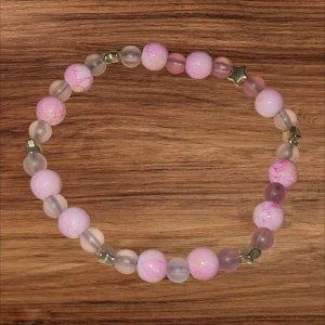 Handgjort Armband Med Rosa Pärlor - Handgjort armband med rosa pärlor och små stjärnor ⭐️ Sött, enkelt och perfekt för en dreamy look! Stretchig och bekväm – passar till allt 💕