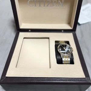 Citizen classic klocka - Tjena, säljer nu min Citizen klocka som använd två gånger, köpte den och fick även med en plånbok som jag tappat bort, klockan har legat i en låda och bara samlat plats, så tänker att jag ska försöka bli mig av med den, den silvriga klockan med guld detaljer passar jättebra in på handleden en varm sommardag, så för dig som gillar att sticka ut, rekommenderar jag starkt, nu tilll det negativa finns lite små repor men inget märkvärdigt Obs in förutom på klock lådan, den har sett bättre dagar❤️🫡 