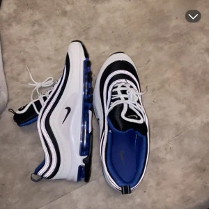 Nike Air Max 97  - Säljer ett par Nike Air Max 97, har haft dom i två veckor ungefär knappt använt dom