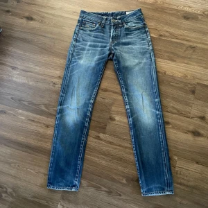 G-Star jeans - Säljer dessa as feta G-star raw jeans 3301. Färgen är perfekt nu till sommaren. Storleken är 27/32. Skriv om du har funderingar! 