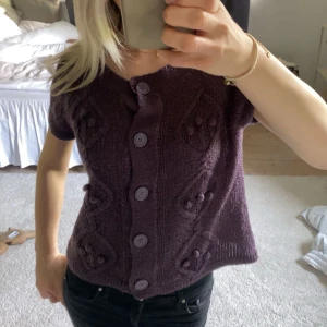 Lila stickad kofta från Isolde - Kortärmad lila stickad kofta från Isolde med dekorativa stickade detaljer och stora knappar framtill, använd någon gång bara💕💕