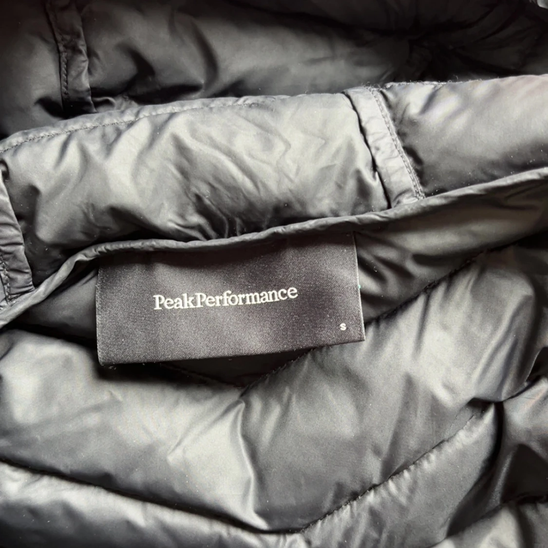 Svart pufferjacka från Peak Performance - 4