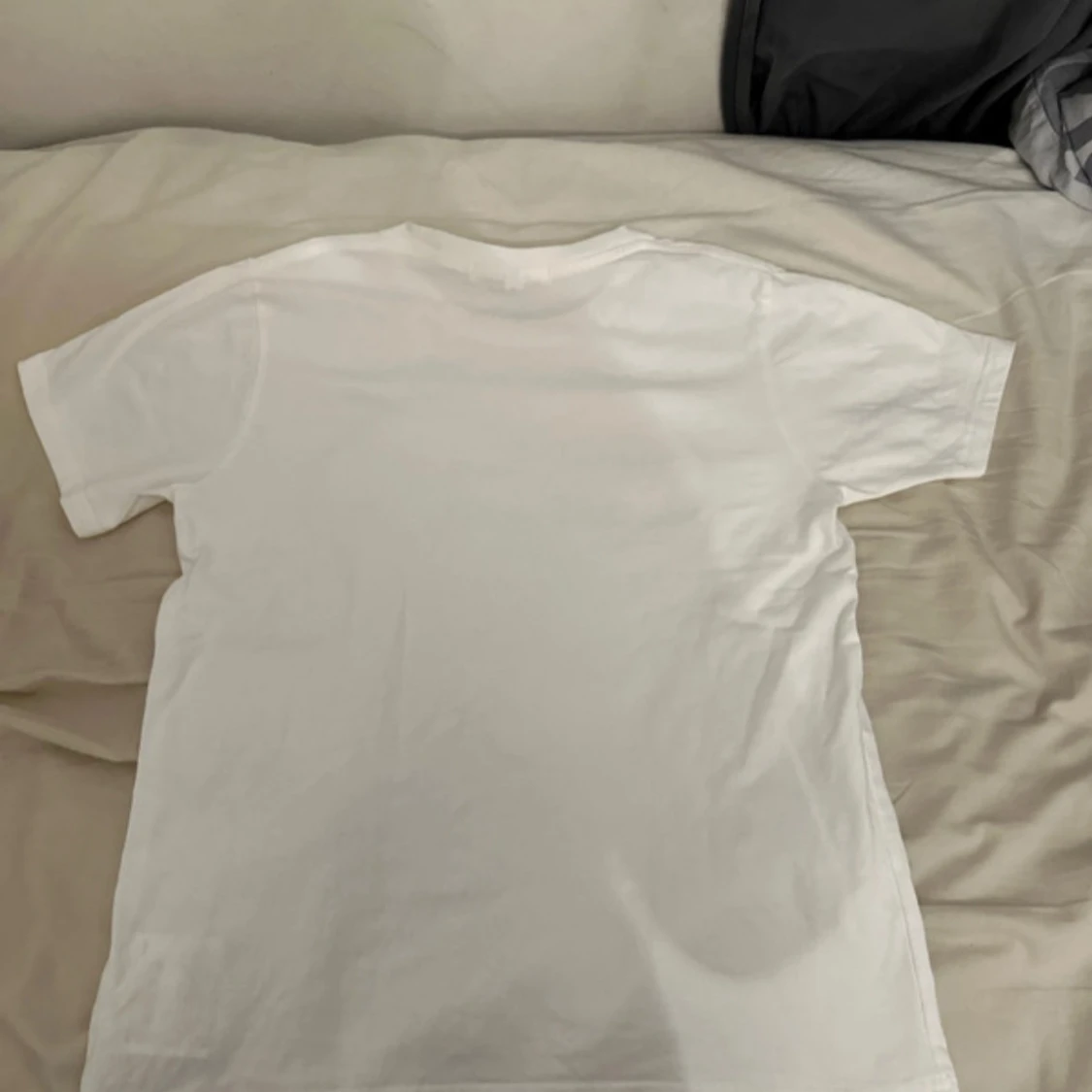 Vit t-shirt med rött hjärta från Comme des Garçons Play - 1