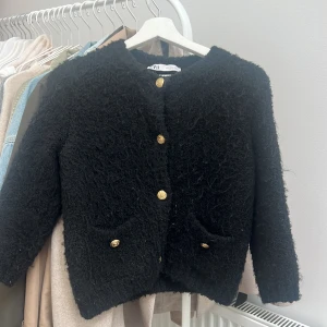 Stickad topp zara - Stickad topp från zara med trekvartsärmar i bra skick