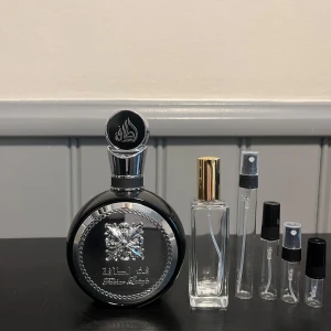 Lattafa fakhar - Säljer samples av Lattafa fakhar black som är jätte bra till sommaren och våren, Lattafa fakhar är en clone av ysl y edp. 1ml 14/ 2ml 19/ 3ml 25/ 5ml 39/ 10ml 69/ 30ml 195kr