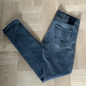 Replay Anbass jeans  - Säljer nu dessa feta Replay Anbass jeans. Dem är i storlek W30/L32 och är i riktigt fint skick, som nya. Hör av dig om du har några funderingar!🙌🏼