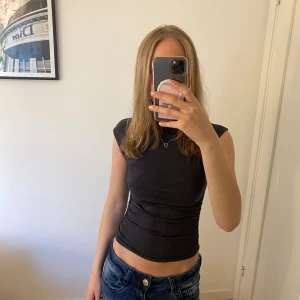 Mörkgrå tight topp från Gina Tricot - Mörkgrå topp från Gina tricot. Aldrig använd❣️❣️