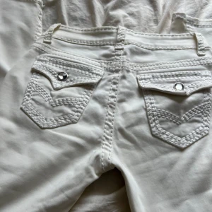 Vita jeansbyxor med detaljerade bakfickor - Raka i modellen fast lite smalare, inte skinny. Låg midja. Storlek 40 från My Christy.