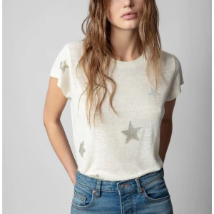 Zadig Voltaire t-shirt - Säljer denna fina vita tunna t- shirt med stjärnor på då jag inte använder den. Det finns ett hål vilket gör att priset definitivt kan diskuteras!!❤️❤️