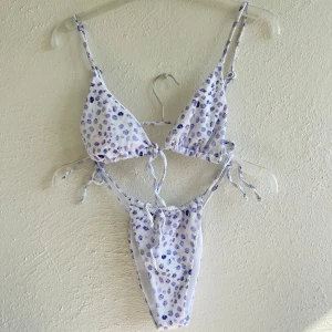 Vit blommig bikini från SHEIN - Söt bikini från SHEIN i vitt med lila blommigt mönster. 🪻🌸Passar S/M