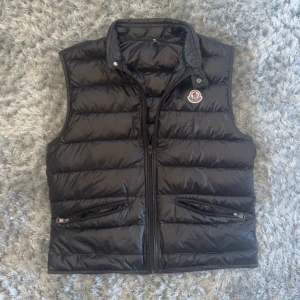 Moncler Gui Väst 2019 Årsmodell! - Herrmodell som funkar lika bra till herr som dam!  Skick: 7/10, finns 4 olika anmärkningar, se bilder. Nypris: 9260kr pris: 2790kr Frakt: (Hemlevererat spårbart)📦  Tveka inte att höra av dig vid minsta frågan!