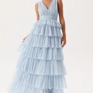 Ljusblå volangklänning med v-ringning - Säljer denna klänningen köpt från bubbleroom. Passar perfekt inför bal💕Nypris 1800kr