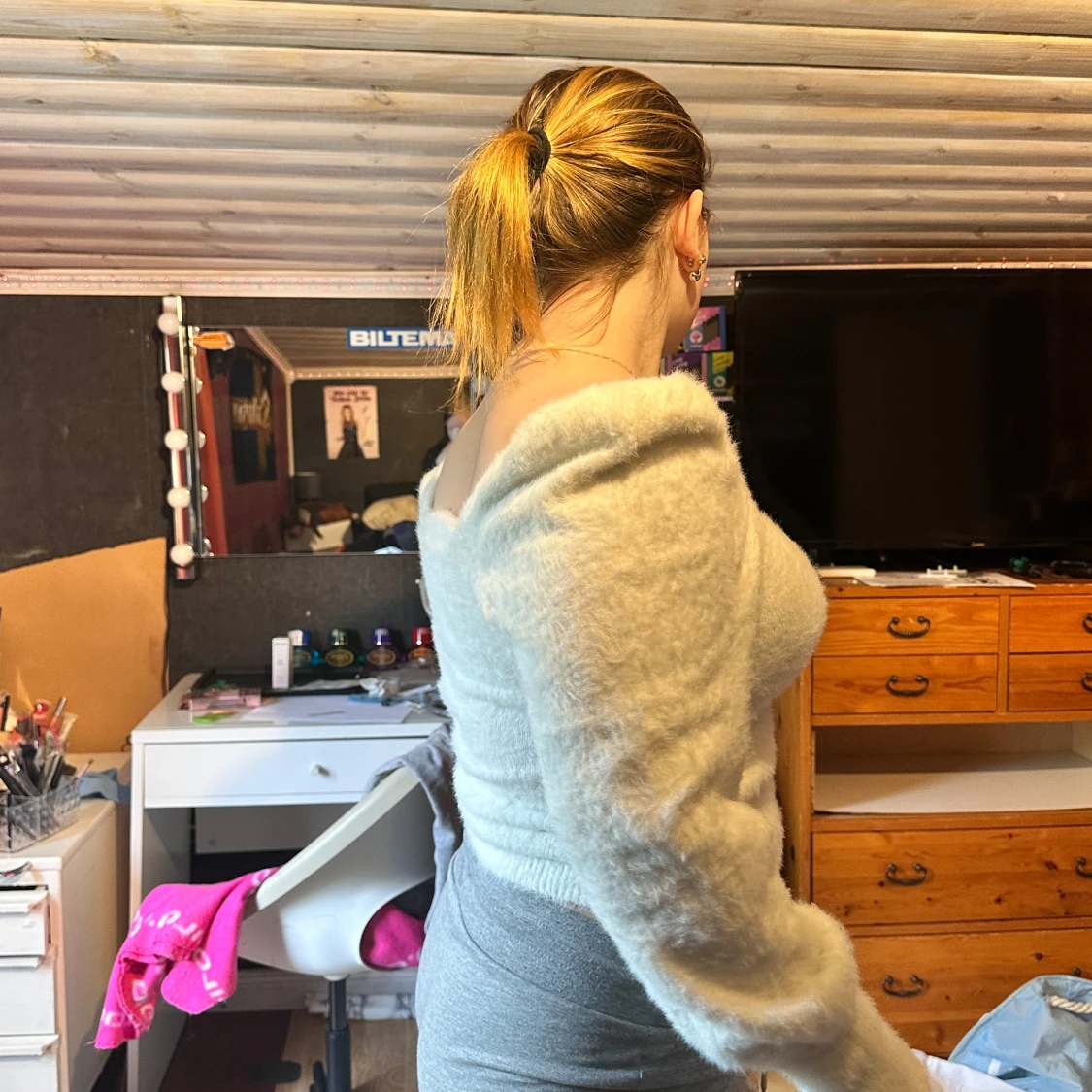 Vit fluffig croppad tröja med puffärmar - 1