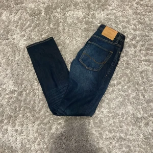 Jack and Jones jeans  - Mörkblå jeans från Jack and Jones i modellen slim fit/tim. Storlek 28/32. Nypris runt 600 och mycket bra skick (9/10 det ända lilla är ränderna i knävecken ).Hör av er vid prisförhandling, fler bilder, mått eller  andra tankar så kommer svar snabbt💫