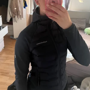Marinblå jacka från Peak Performance - Säljer en marinblå jacka från Peak Performance med huva. Köpte den i vintras, och ej använd jättemycket eftersom den inte helt passar mig. Tycker om den väldigt mycket och är en väldigt snygg jacka! Ganska slimmad passform.                              Nypris är 2400kr