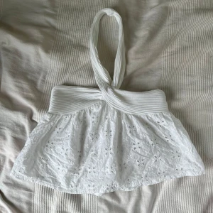 Zara topp - Somrig topp från Zara, köpt på vinted men den passade inte. Lappen är bortklippt men hon jag köpte av skrev att det är storlek S. Fint skick!