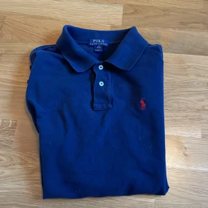 Ralph Lauren pike - Snygg piké, bra skick. Nypris runt 1200 kr, kom priv för fler frågor. Fast pris 
