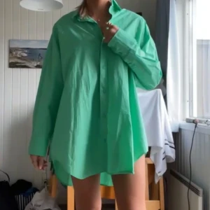 Grön oversized skjorta - Snygg grön oversized skjorta! Perfekt nu till sommaren!! 🫶🏼