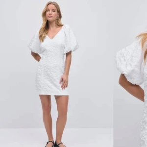 Vit kortklänning med puffärmar och v-ringning - Helt ny klänning med prislapp på från Gina Tricot.  Är i storlek XS men passar även för S.