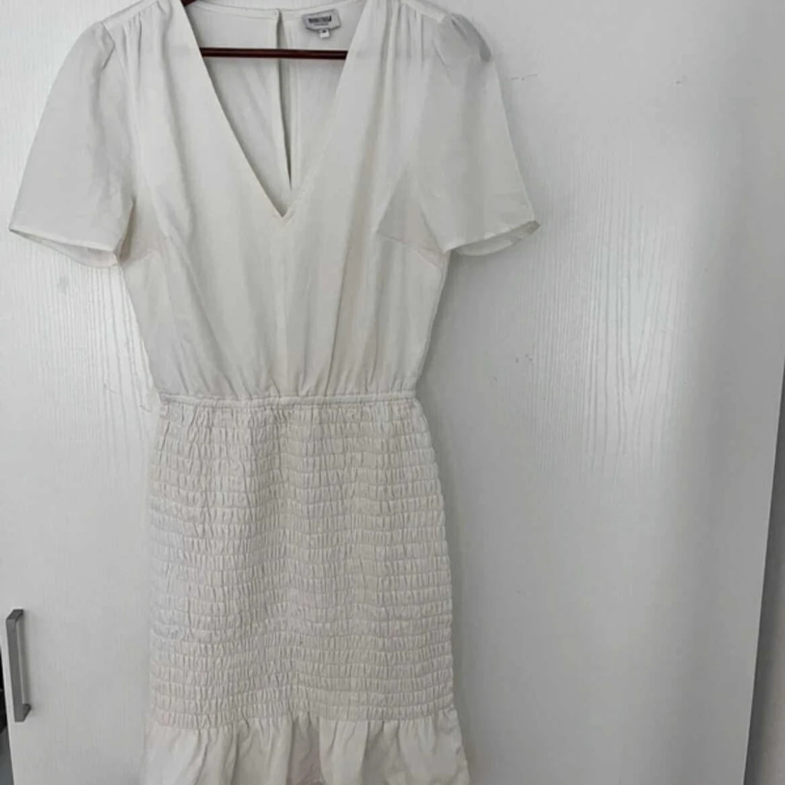 Vit kortklänning med v-ringning