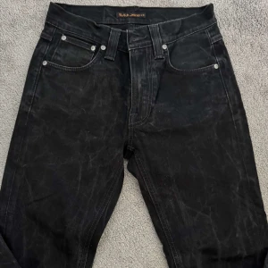 Nudie Jeans svart - Säljer ett par svarta jeans från Nudie Jeans i svart färg. Jeansen är i storlek W28:32L. Vid frågor eller funderingar är det bara att skriva‼️