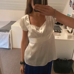 Vit topp - Så himla fin tröja med knyte!🥹🤍 Knappt använd! Säljes endast på grund av för stor🌟