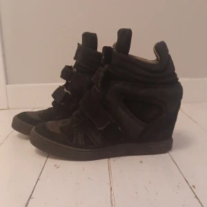 Isabel marant skor - Säljer dem här jättefina skorna! Har använt dem ett fåtal gånger. Skorna är i fint skick och inga skador.  Säljer dem för 900kr💕