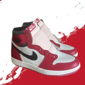 Nike Air Jordans i rött och vitt - Säljer ett par Nike Air Jordans med klassisk röd, vit och svart färgkombination. Skorna har högt skaft, svart swoosh och perforerad tå. Perfekta för dig som gillar streetwear och sneakers med ikonisk design. 