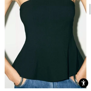 Svart axelbandslös topp - Snygg svart axelbandslös topp med utsvängd nederdel från Zara. Köptes för 329kr. Den är använd en gång 💞