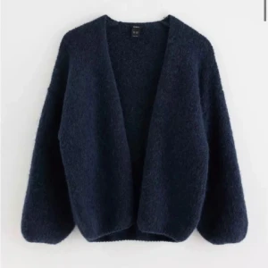 Mörkblå oversized kofta - Mysig och fluffig mörkblå kofta med oversized passform. Såå populär, storlek M/L och sitter perfekt på mig som är 173 o vanligtvis en XS/S💕