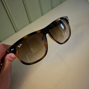 Rayban boyfriend  - Feta rayban boyfriend i storlek 60. Nästintill nya! 