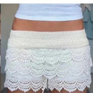Virkade/spetsshorts - Superfina vita/beiga spetsshorts som är trendiga. Det står ingen storlek på dem, men skulle gissa på S då de är lite stora på mig och jag vanligtvis har XS, de sitter fortfarande bra på mig trots stor storlek. Superfina nu till sommaren och passar perfekt med allt.