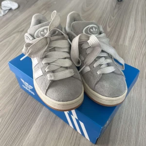 Grå Adidas Campus - Säljer dessa gråa adidas campus pga av fel storlek, endast använda några gånger men i nyskick. Gråa snören ingår. 36 2/3. 