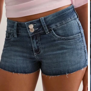 Stitch jeans shorts  - Superfina Nellyshorts i modell ”stitch jeans shorts” färgen heter dark blue och storleken är 36💕Shortsen är helt nya och aldrig använda, alla lappar är kvar! Priset är diskuterbart, skriv om ni undrar något🩷