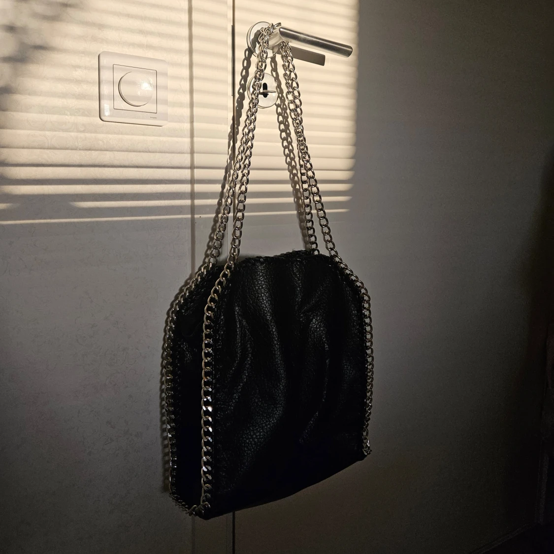 Svart axelväska med kedjedetaljer - 2