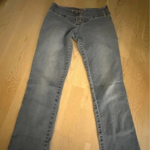 Y2k Jeans  - Jag Säljer vidare ett par blå jeans då jag ej passade de. Byxorna är något mindre i storlek än M som står. Dragkjedja på sidan av byxan.  