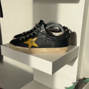 Golden Goose - Svarta Golden goose superstar | storlek eur 38 | pris 1119 | skick 8/10 | 