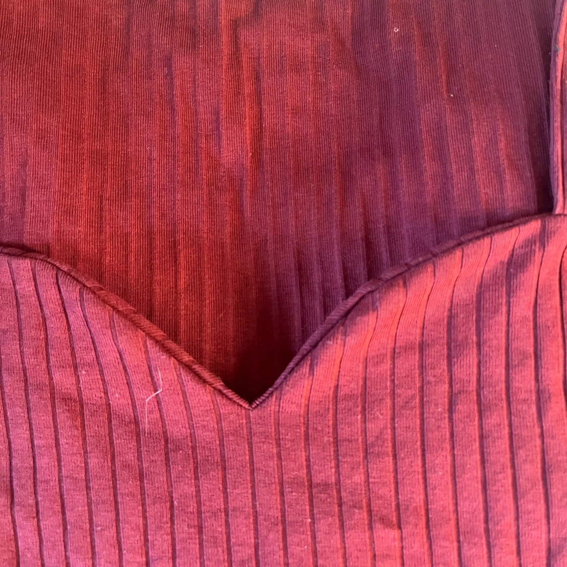 Vinröd ribbad klänning från Anna Field - 1