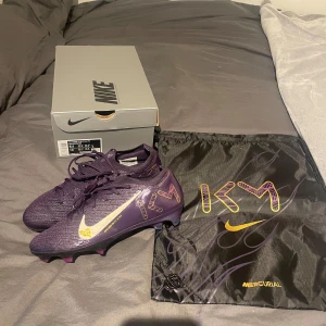 Nike ZM Vapor 16 Elite KM, FG - Tja säljer dessa feta Nike Vapor KM edition då dom ej kommer komma till användning, nypris 3499 köpta på Intersport. Storlek 42 endast testade i affären så helt i nyskick med box och allt!