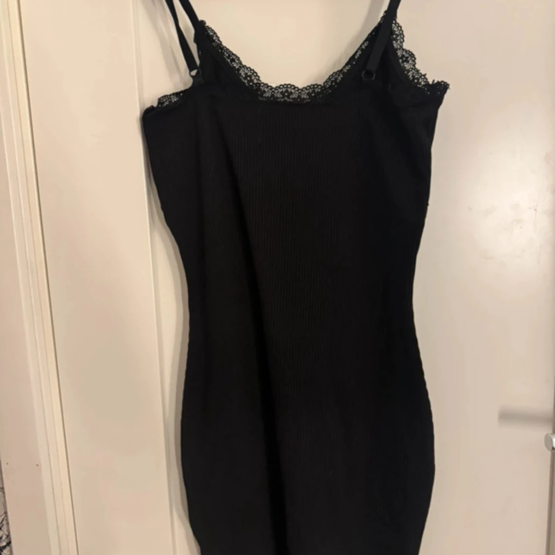 Svart ribbad klänning med spetsdetaljer - 1