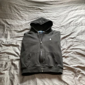Ralph Lauren zip hoodie - En svart zip hoodie från Ralph Lauren. Perfekt på eftermiddagen nu när det bärjar bli sommar.