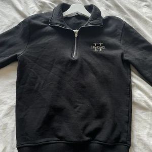 Svart halvzip-tröja från Les Deux - Svart tröja med halv dragkedja från Les Deux. Broderad logga på bröstet och hög krage. Mjuk insida och ribbade muddar vid ärmslut och nederkant. Perfekt för lager-på-lager och stilren look. 👀 Säljer så min bror inte använder den längre, precis som ny🤩‼️