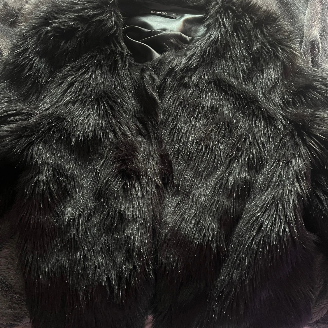 Svart fuskpälsjacka från Gina Tricot
